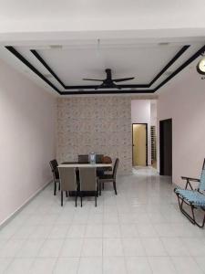a dining room with a table and chairs and a ceiling at KS Villa Homestay KKB in Kampong Peruntun