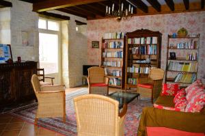 sala de estar con muebles y estanterías en La Quinta, belle maison en pierres avec jardins, en Asnelles