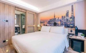 - une chambre dotée d'un grand lit blanc et d'une fresque murale représentant la ville dans l'établissement Atour Hotel Shanghai Lujiazui Babaihan, à Shanghai