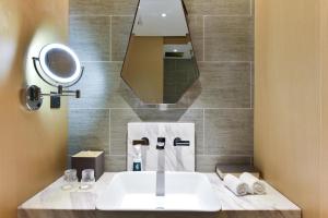bagno con lavandino e specchio di Atour Hotel Beijing Linkong New International Exhibition Center a Shunyi