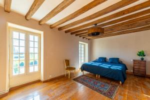 een slaapkamer met een bed en een houten plafond bij Domaine de Jade - Maison de Maître pour 15 in Châtillon-la-Borde