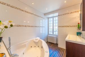 een badkamer met een bad en een wastafel bij Domaine de Jade - Maison de Maître pour 15 in Châtillon-la-Borde