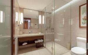 een badkamer met een douche, een wastafel en een toilet bij Atour Hotel Wangfujing Ave Xinjiekou Nanjing in Nanjing