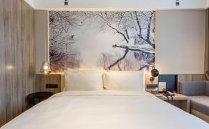 Postel nebo postele na pokoji v ubytování Atour Hotel Changsha IFC Center