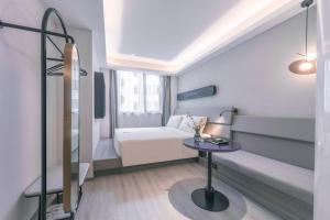 Postel nebo postele na pokoji v ubytování Atour X Hotel Shanghai Pudong Babaiban