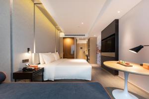 um quarto de hotel com uma cama e uma secretária em Atour Hotel Chengdu High-tech Tianfu 2nd Street em Chengdu