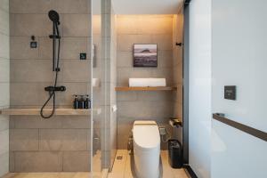 Bilik mandi di Atour Hotel Qingdao Central Business District University of Science and Technology