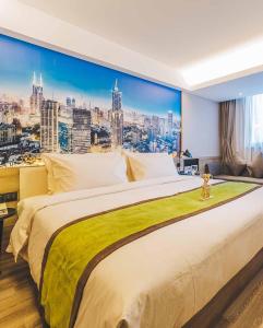 - une chambre dotée d'un grand lit et d'une grande fresque murale représentant la ville dans l'établissement Atour Hotel Shanghai Lujiazui Babaihan, à Shanghai