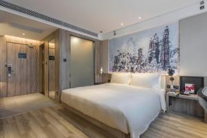 Postel nebo postele na pokoji v ubytování Atour Hotel Changsha IFC Center