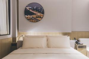 Un pat sau paturi într-o cameră la Atour Light Hotel Shanghai East Nanjing Road 130