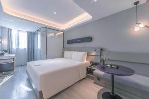 上海的住宿－上海陆家嘴第一八佰伴轻居酒店，卧室配有白色的床和桌子