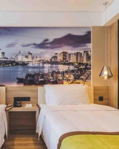 Ningbo Tianyi Square Atour Hotel في نينغبو: غرفة نوم مع لوحة كبيرة على الميناء