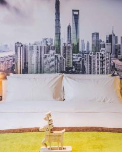 duże białe łóżko z widokiem na miasto w obiekcie Atour Hotel Shanghai Lujiazui Babaihan w Szanghaju