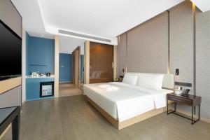 Een bed of bedden in een kamer bij Atour Hotel Jinan Yaoqiang International Airport