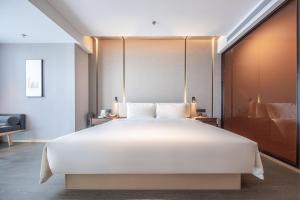 Postel nebo postele na pokoji v ubytování Atour S Shenzhen Nanshan