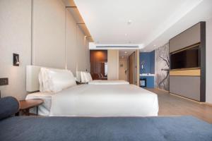 Habitación de hotel con 2 camas y TV en Atour S Shenzhen Nanshan en Shenzhen