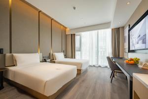 Pokój hotelowy z łóżkiem i biurkiem w obiekcie Atour Hotel Hefei Binhu International Convention and Exhibition Center w mieście Hefei