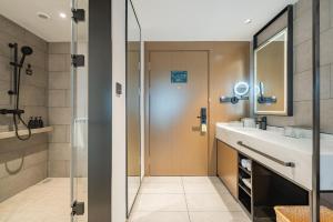Bilik mandi di Atour Hotel Qingdao Central Business District University of Science and Technology
