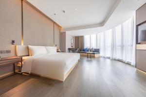 Postel nebo postele na pokoji v ubytování Atour S Shenzhen Nanshan