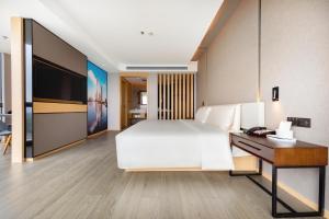 1 dormitorio con 1 cama grande y escritorio en Atour S Shenzhen Nanshan en Shenzhen
