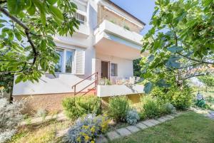 Ein Garten an der Unterkunft Garden apartment