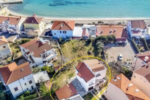 eine Luftansicht eines Hauses mit Strand in der Unterkunft Garden apartment in Baška