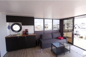 Hausboot Fjord Aries mit Dachterrasse in Schleswig的休息区