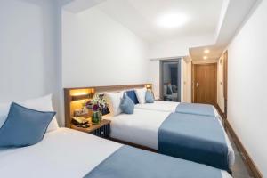 - une chambre d'hôtel avec 2 lits et des fleurs dans l'établissement THE BOSFOR HOTEL, à Istanbul