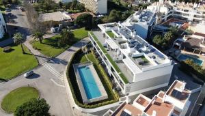 een luchtzicht op een gebouw met een zwembad bij Ocean View Top Luxury New Built T1 -WPOV1 in Cabanas de Tavira