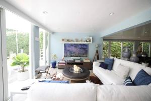 ein Wohnzimmer mit einem weißen Sofa und einem Tisch in der Unterkunft Villa Naomi - Luxury Design New Home in Miami