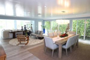 ein Esszimmer und ein Wohnzimmer mit einem Tisch und Stühlen in der Unterkunft Villa Naomi - Luxury Design New Home in Miami