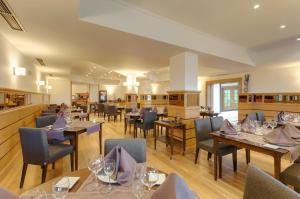 a dining room with tables and chairs in a restaurant at Gran Hotel Los Angeles in Getafe