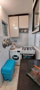 Il comprend une cuisine équipée d'une cuisinière et des toilettes. dans l'établissement הנביאים 1 נתניה Naveim apartment, à Netanya