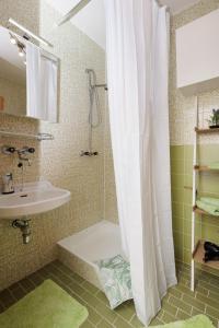 a bathroom with a white shower curtain and a sink at Ferienhaus Hölzl 