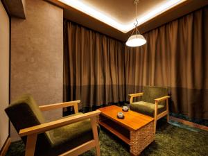 A seating area at Kurofune Hotel