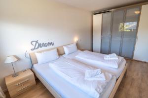 um quarto com duas camas e uma placa na parede em Giesdorf Apartment Nr 35 em Ofterschwang