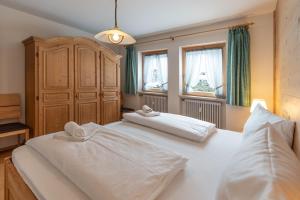 a bedroom with two beds with towels on them at Meggis Bergblick in Bolsterlang