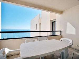 uma mesa branca e cadeiras num quarto com uma janela em Holi-Rent Veramar em Estepona