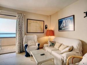 uma sala de estar com um sofá e duas cadeiras em Holi-Rent Veramar em Estepona