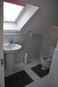 y baño con lavabo y aseo. en Beaney View House - Modern, Spacious 4 Bedrooms Ensuites House with Free Wifi and Parkings en Swindon
