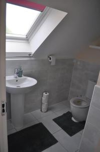 Ένα μπάνιο στο Beaney View House - Modern, Comfortable Spacious 4 Bedrooms Ensuites House with Free Wifi and Parkings