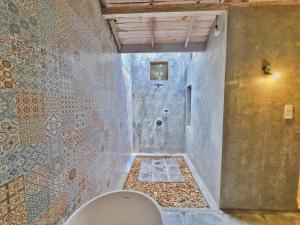 ein Bad mit Dusche und WC in der Unterkunft Wattala Villa- The Guardian Bungalow in Wattala