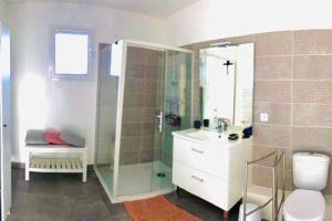 La salle de bains est pourvue d'une douche, d'un lavabo et de toilettes. dans l'établissement VILLA MOANA, à Andernos-les-Bains