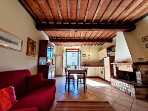 サン・ジミニャーノにあるI Girasoli San Gimignano Apartmentsの赤いソファとテーブルのあるリビングルーム