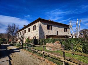 サン・ジミニャーノにあるI Girasoli San Gimignano Apartmentsの大石造りの建物