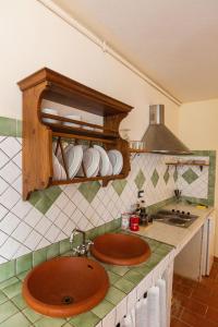 una encimera de cocina con 2 lavabos en una cocina en Albergo Villa San Michele, en Greve in Chianti