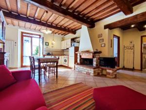 eine Küche und ein Wohnzimmer mit einem Tisch und einem Kamin in der Unterkunft I Girasoli San Gimignano Apartments in San Gimignano