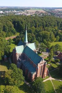 een luchtzicht op een kerk met een toren bij Aparthaus am Münster in Bad Doberan