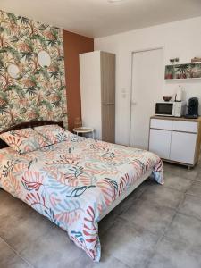 - une chambre avec un lit et un four micro-ondes dans l'établissement joli studio rénové dans station balnéaire., à Saint-Mandrier-sur-Mer