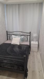 um quarto com uma cama com uma cabeceira preta em RoseMarie em Gotha